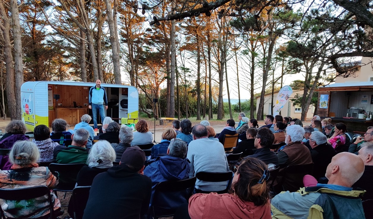Conférence gesticulée "Pourquoi je ne serai jamais Luis Fernandez - Une autre histoire du sport", par Anthony Pouliquen. Univers-cité rurale en Vendée, mai 2024