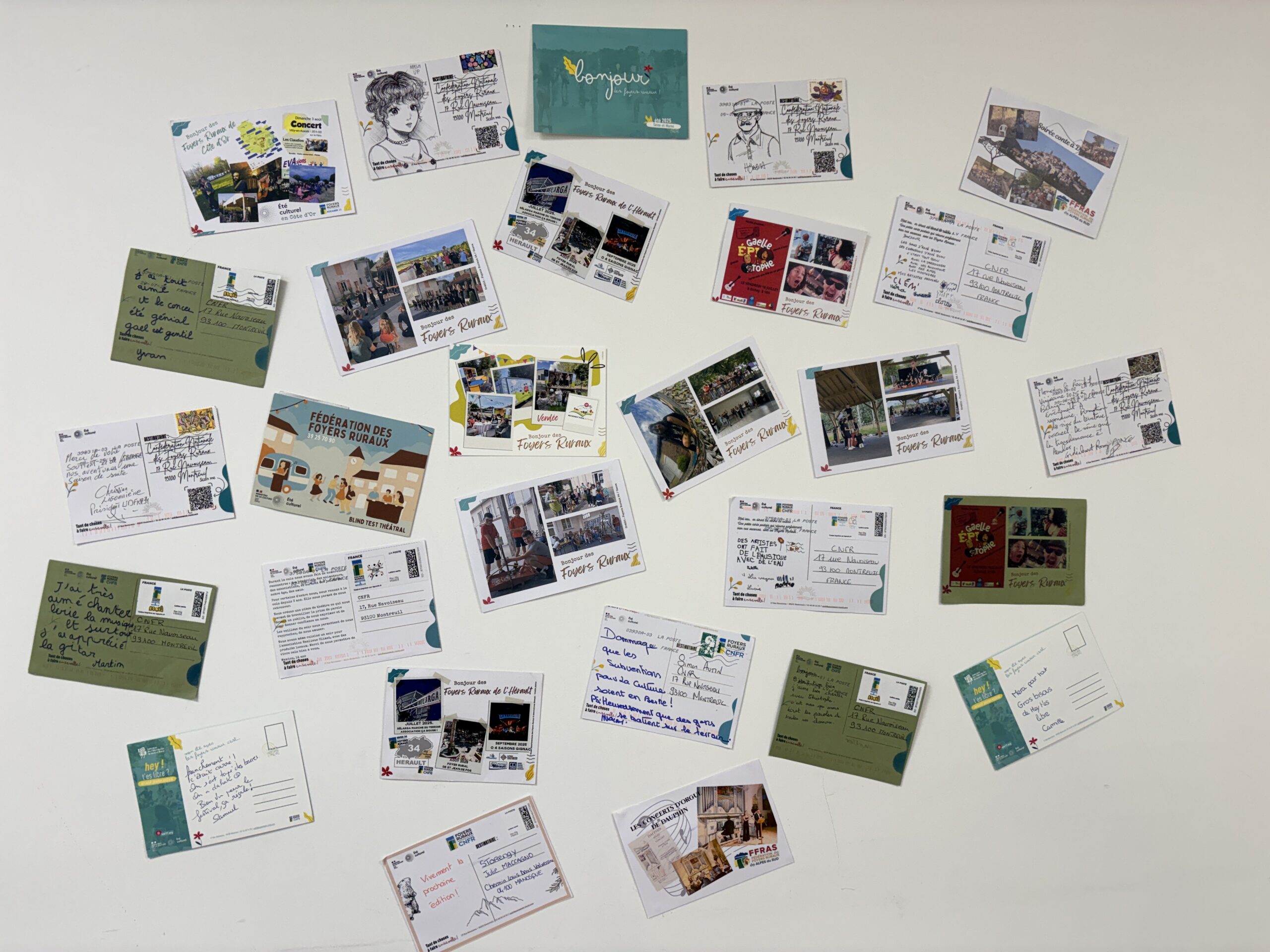 Quelques exemples des cartes postales reçues dans le cadre de l’Été Culturel 2025 des Foyers Ruraux