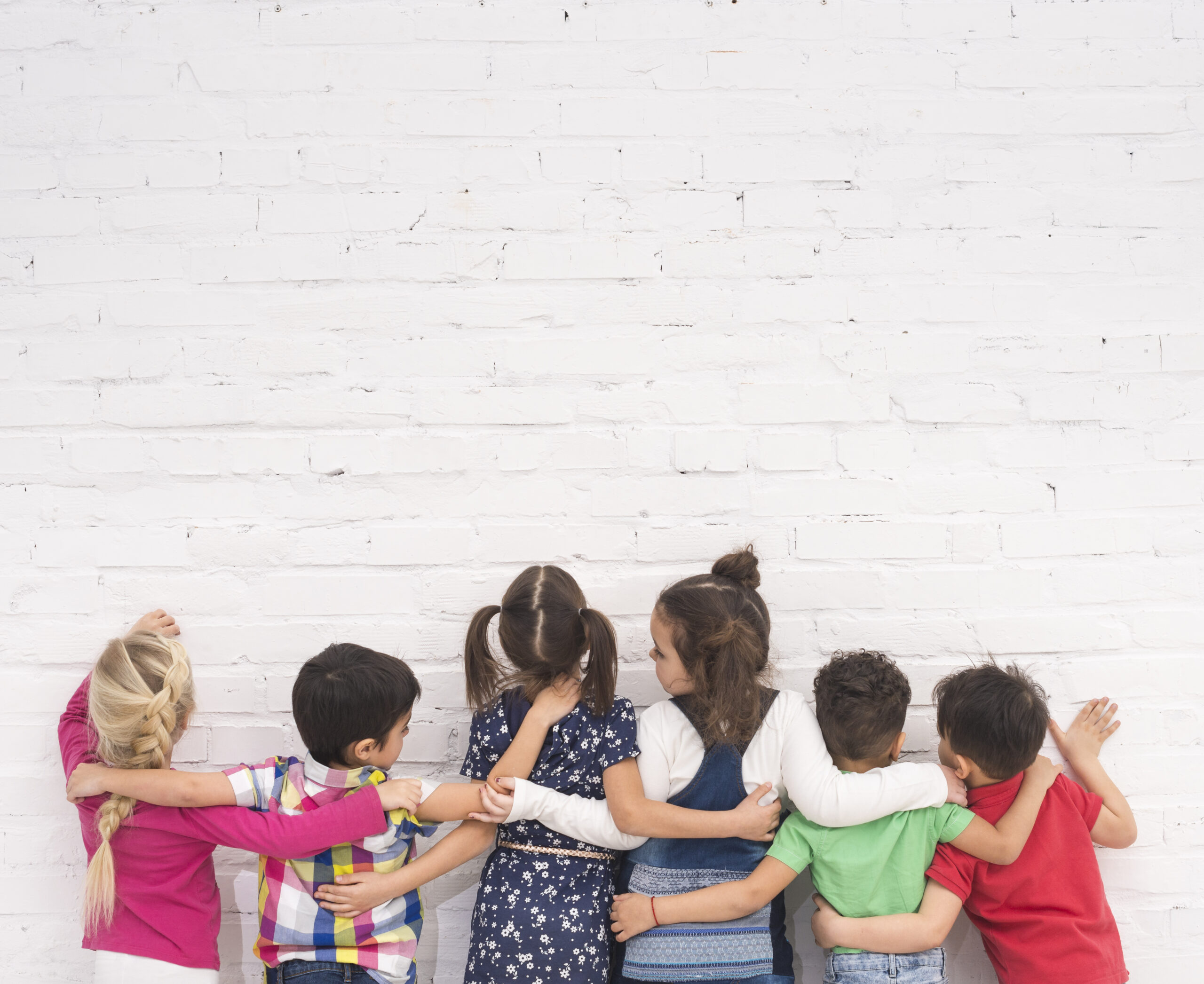 groupe-d-enfants-de-dos-Freepik